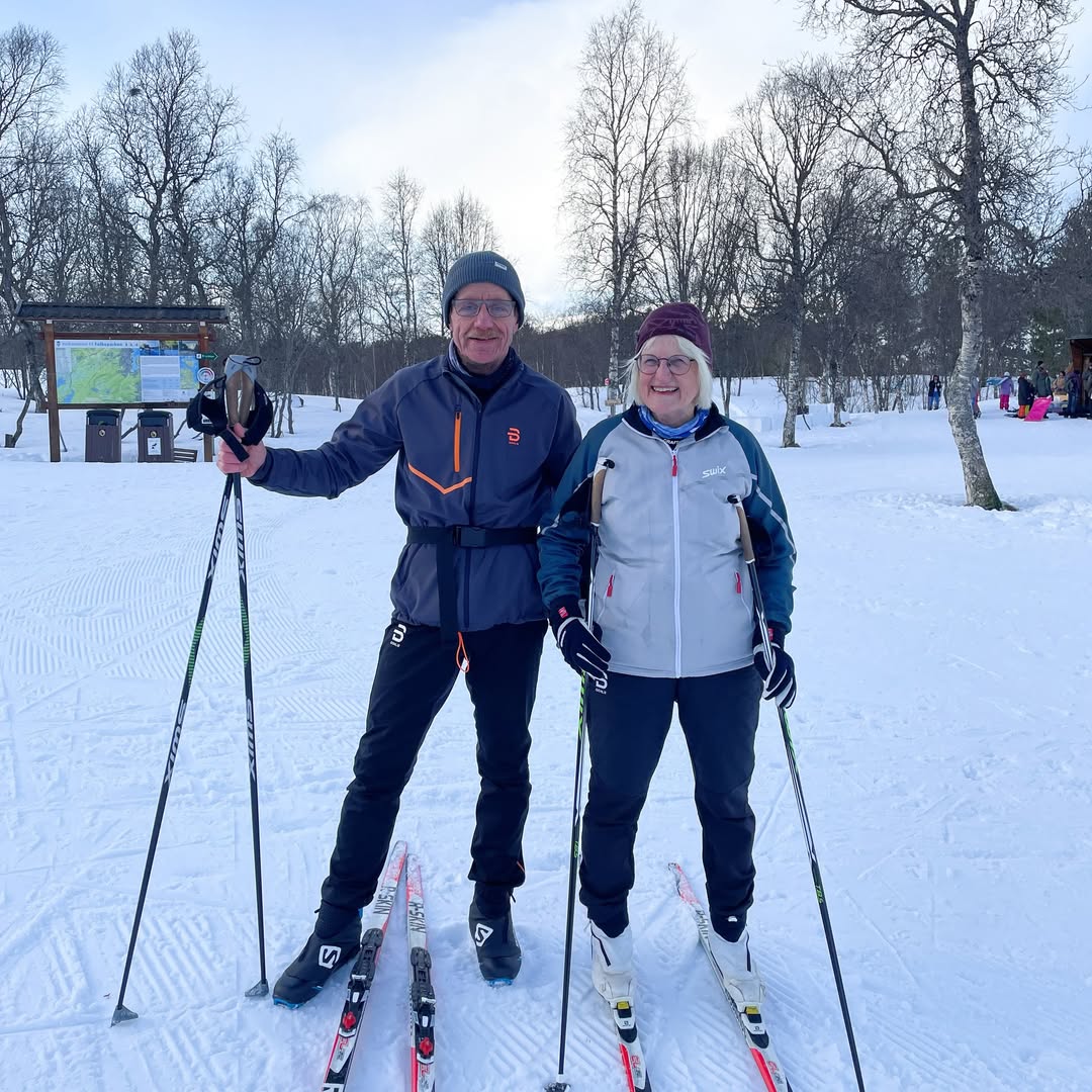 Par på skitur i Folkeparken